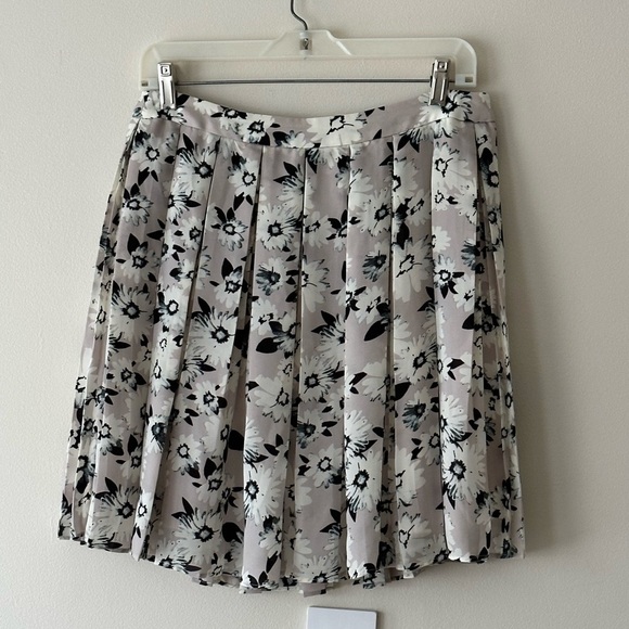 Banana Republic Pleated Floral A Line Short Skirt Size 4 Office Career - Picture 1 of 12